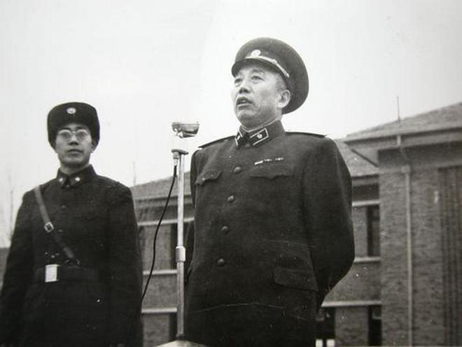 着氧气无法站立请一位老友代他投票九游会徐海东最后一次参加大会吸(图6)